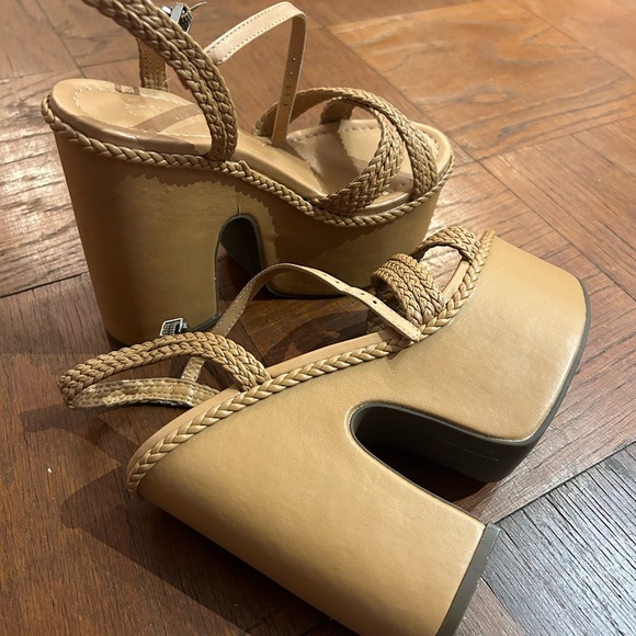 Schultz almost brand new platform shoes - Picture 3 of 4